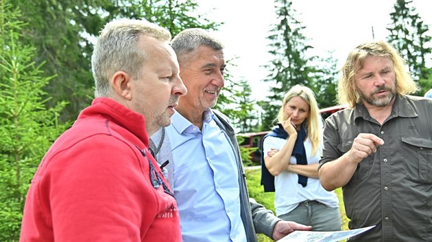 Premiér Andrej Babiš a ministr životního
prostředí Richard Brabec si v pátek 19. července přijeli osobně obhlédnout Šumavu. Provázel je šéf Správy NP Šumava Pavel Hubený (vpravo).
