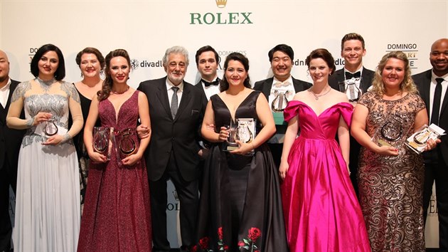 Plcido Domingo s finalisty Operalie. Po jeho levici je dritelka prvn ceny Adriana Gonzalesov.