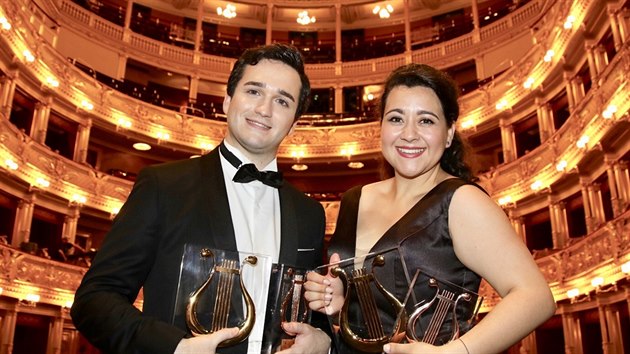 Držitelé prvních cen v mužské a ženské kategorii, spanělský tenorista Xabier Anduaga a guatemalská sopranistka Adriana Gonzalesová.