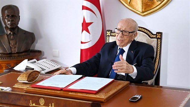 Tunisk prezident Beji Caid Essebsi sed u svho stolu v prezidentskm palci. (5. ervence 2019)