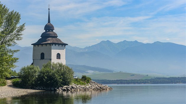 Renesann v kostela Panny Marie stoj pmo na behu pehradnho jezera a d se ci, e tvo ikonu nejenom Liptovsk Mary, ale celho 
Liptova.