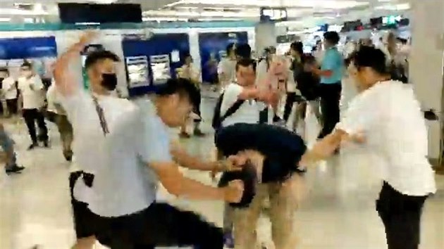 Maskovan mui s obuky vtrhli na ndra v hongkongsk tvrti Yuen Long. toili na lidi na nstupitch i ve vagonech, zranili destky lid. tok se uskutenil nkolik hodin po protivldn demonstraci podan v centru Hongkongu. (22. ervence 2019)