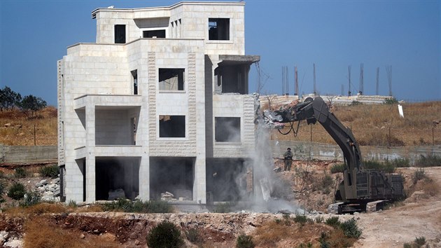 Izraelsk ady zaaly v noci na pondl demolovat domy na pedmst vchodnho Jeruzalma. Domy se tentokrt bouraj v oblasti Zpadnho behu Jordnu pod pmou palestinskou sprvou. (22. ervence 2019)