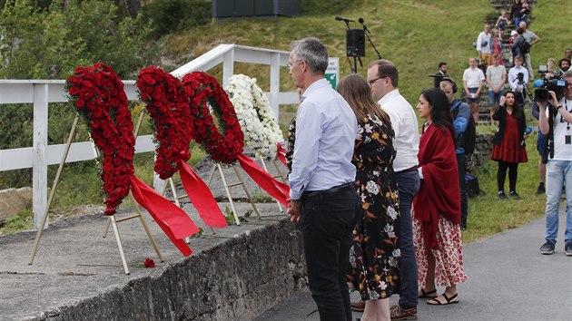 Generln tajemnk NATO Jens Stoltenberg (vlevo) uctil pamtku obt teroristickho toku Anderse Breivika na ostrov Utoya, pi nm zavradil 69 lid. (22. ervence 2019)