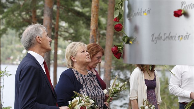 Norská premiérka Erna Solbergová (uprostřed) a šéf norských labouristů Jonas Gahr Stoere (vlevo) uctili památku obětí teroristického útoku Anderse Breivika na ostrově Utoya, při němž zavraždil 69 lidí. (22. července 2019)