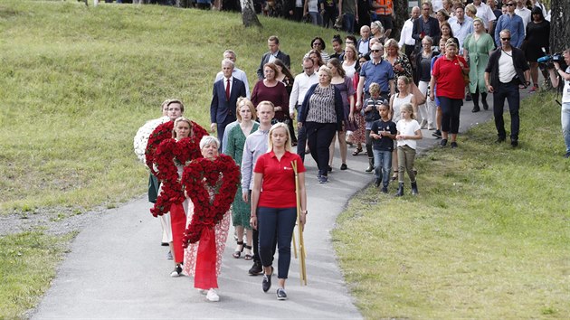 Lid uctili pamtku obt teroristickho toku Anderse Breivika na ostrov Utoya, pi nm zavradil 69 lid. (22. ervence 2019)