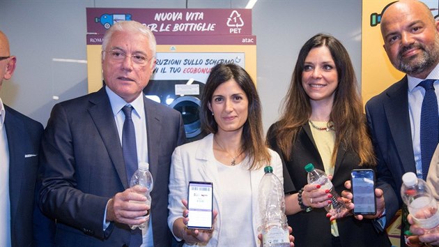 Starostka Říma Virgina Raggiová odstartovala projekt, v němž mohou lidé směnit plastové lahve za jízdenku na veřejnou dopravu. Automaty, kam mohou lidé lahve vkládat byly umístěny do tří stanic. (23. července 2019)