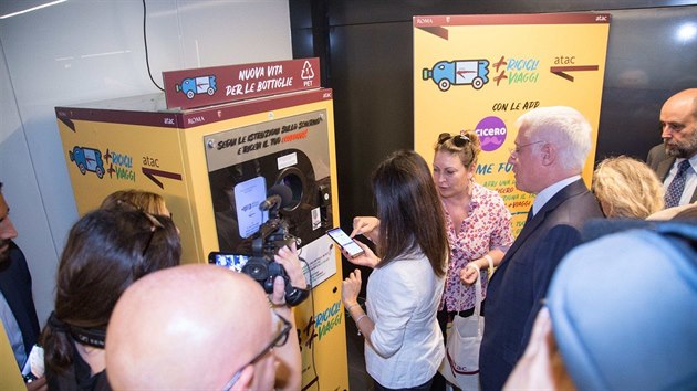 Starostka Říma Virgina Raggiová odstartovala projekt, v němž mohou lidé směnit plastové lahve za jízdenku na veřejnou dopravu. Automaty, kam mohou lidé lahve vkládat byly umístěny do tří stanic. (23. července 2019)