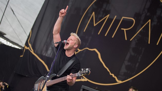 Baskytarista Michal Stulk ze skupiny Mirai na hudebnm festivalu Hrady CZ na vihov (27. ervence 2019)