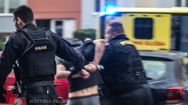 Strnci a policist zpacifikovali agresora, kter brnil zchranm v oeten dtte vypadlho z okna (27. ervence 2019)