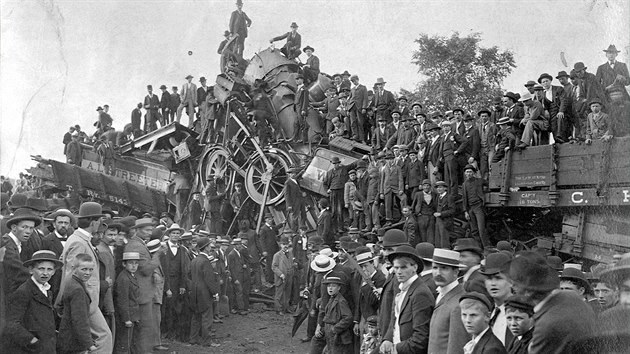 Po srce zstala v texaskm msteku Crash, zbudovanm jen kvli show, vude spou. Hrd lokomotivy zstaly vmknut do sebe, velk i men lomky z nich byly rozeset kolem trati.