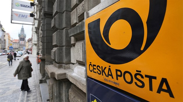 Česká pošta zruší od letošního května 669 pracovních míst. Propouštění se má týkat zejména manažerských a úřednických pozic. „Pošťáků se vyhazovy týkat nebudou,“ informoval v pátek tiskový mluvčí pošty Matyáš Vitík. Státní podnik si od snižování stavů slibuje úsporu 500 milionů korun ročně.