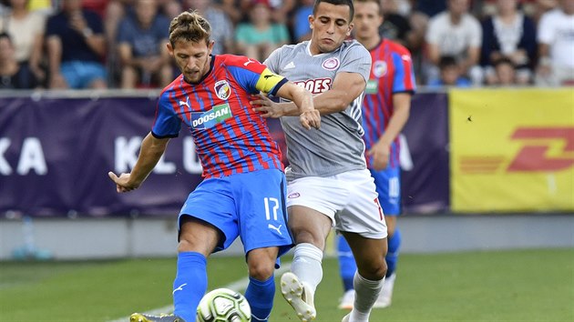 Kapitn plzeskch fotbalist Patrik Hroovsk (vlevo) v souboji s Danielem Podencem (vpravo), zlonkem Olympiakosu Pireus, v utkn 2. pedkola Ligy mistr.