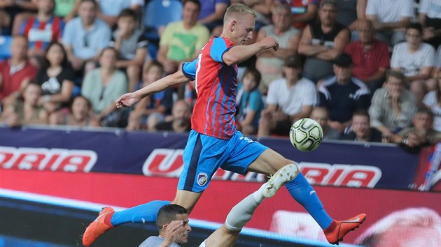 Plze�sk� Ond�ej Mih�lik v akci b�hem utk�n� 2. p�edkola Ligy mistr� proti Olympiakosu.