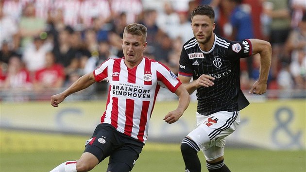 esk fotbalista Michal Sadlek v akci bhem utkn 2. pedkola Ligy mistr mezi PSV Eindhoven a Basilej.