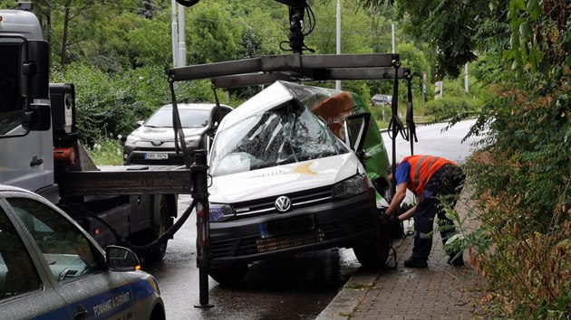 Nehoda osobnho vozu a tramvaje v Trojsk ulici v Praze.