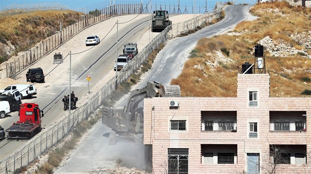 Izraelsk ady demoluj palestinsk domy na pedmst vchodnho Jeruzalma, kter povauj za nelegln postaven. (22. ervence 2019)