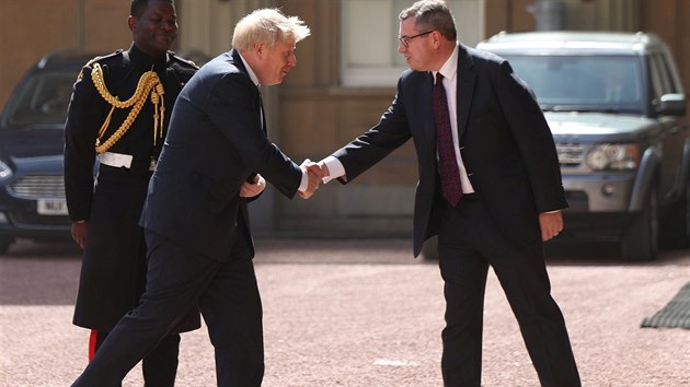 Nov britsk premir Boris Johnson dorazil ped Buckinghamsk palc na audienci s krlovnou Albtou II. (24. ervence 2019)