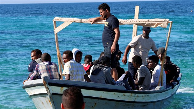 Libyjsk poben str vythla z moe nkolik destek tl uprchlk, s nimi se potopily lod u libyjskch beh. (26.7.2019)