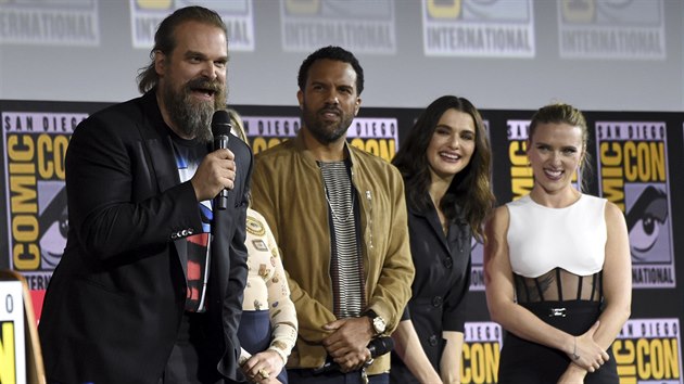 Protagonisté chystaného filmu Black Widow na festivalu Comic-Con (zleva) David Harbour, O. T. Fagbenle, Rachel Weiszová a Scarlett Johanssonová