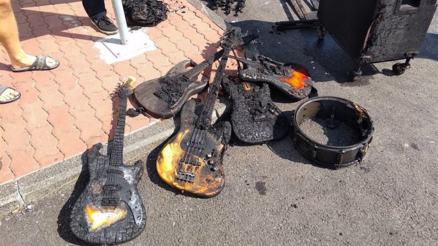 Požár auta zničil brněnské kapele Acute Dose při cestě na koncert většinu hudebních nástrojů. (22. července 2019)