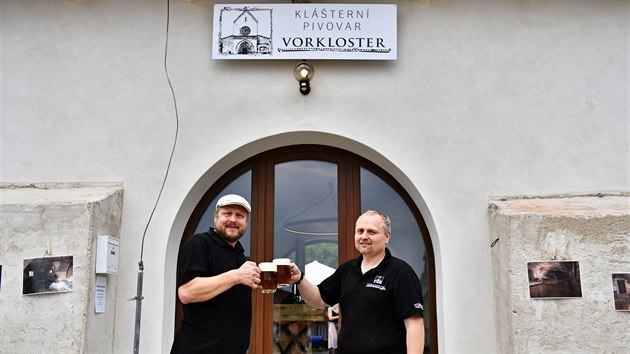 Jan Maláska, sládek a předseda představenstva pivovaru, a Radek Holešinský, místopředseda představenstva, kteří jako první na Moravě začali pivo vařit v klášteře.