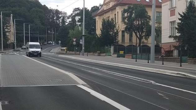 Bl dodvka jede sprvn, v pruhu pro tramvaje.