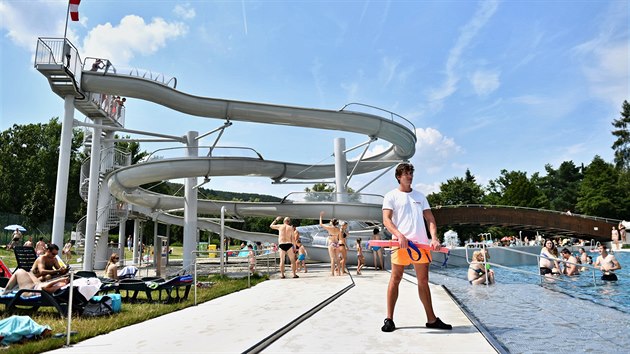 Třiadvacetiletý Alexandr Baroň dělá plavčíka na brněnské Riviéře druhou sezonu, přes rok hlídá lidi v bazénu za Lužánkami.