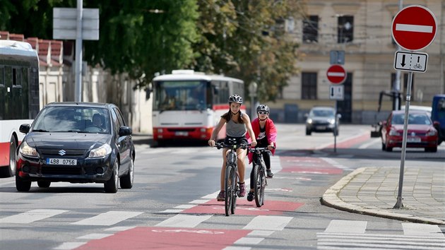 V Brně chtějí zrušit obousměrné pruhy pro cyklisty. Jeden takový má zmizet také z Mendlova náměstí.