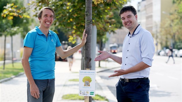 Michal Polansk (vlevo) a Marek Batelka jsou autory aplikace Zalejme.cz. Chtj vodou z domcnosti pomoci stromm ve mst.