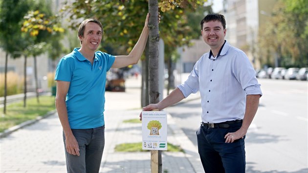 Michal Polansk (vlevo) a Marek Batelka jsou autory aplikace Zalejme.cz. Chtj vodou z domcnosti pomoci stromm ve mst.