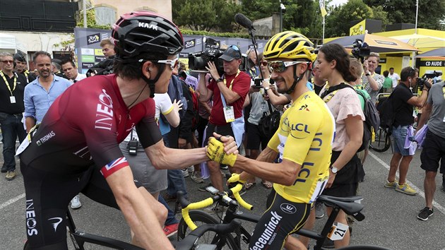 Julian Alaphilippe (vpravo) si podv ruku s Geraintem Thomasem na startu 15. etapy Tour.