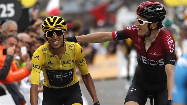 DOUBLE INEOSU. Egan Bernal (vlevo) zvldl i posledn alpskou zkouku Tour a s tmovm kolegou Geraintem Thomasem (celkov druh) se raduje z celkovho prvenstv.