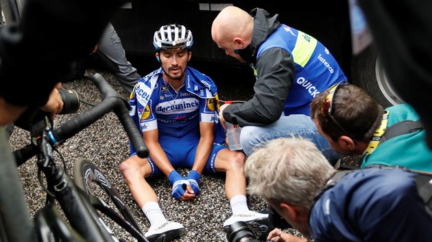 PORAEN HRDINA. Julian Alaphilippe v cli 20. etapy, v n ztratil celkov pdium na Tour.