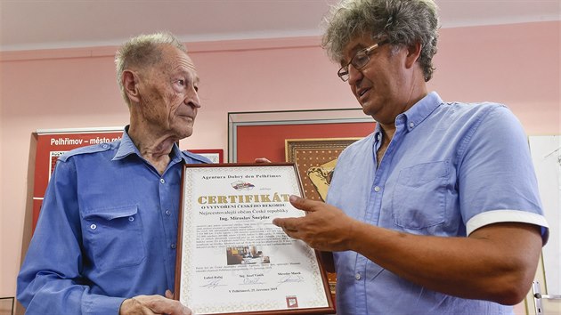 Miroslav Marek (vpravo) z Agentury Dobrý den předává certifikát Miroslavu Šnejdarovi. Devadesátiletý cestovatel v průběhu svého života navštívil všechny státy světa. Na 366 zahraničních cestách strávil přes 12 let.