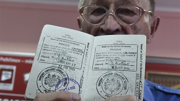 Miroslav Šnejdar z Ostravy ukazuje razítka v jednom ze svých cestovních dokladů. Devadesátiletý cestovatel v průběhu svého života navštívil všechny státy světa. Na 366 zahraničních cestách strávil přes 12 let.