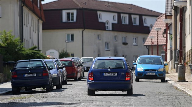 Projet některými ulicemi v Ledči nad Sázavou není kvůli zaparkovaným autům snadné. Proto radnice navrhuje změnu sedmi ulic v jednosměrky. Týkat by se to mělo i ulice 28. října.