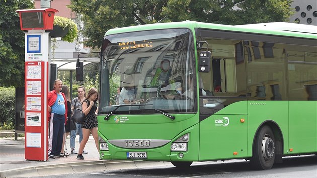 Dopravní společnost Ústeckého kraje v současnosti jezdí s vypůjčenými autobusy, a to i od předchozího dopravce BusLine. Smlouvy vyprší na konci roku, vlastní nové vozy se ale zatím nedaří koupit.