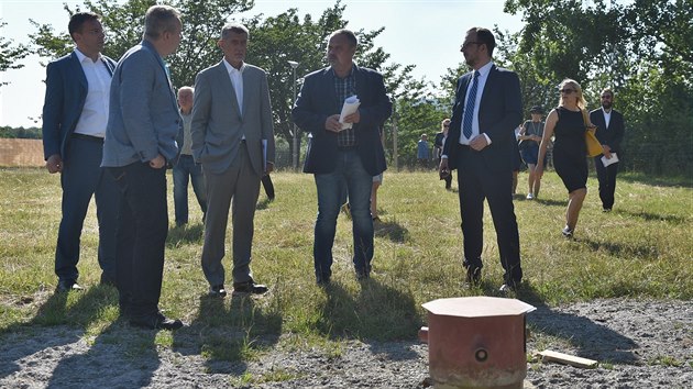 Ministr životního prostředí Richard Brabec s premiérem Andrejem Babišem si vrty ve Velemíně prohlédli při své úterní návštěvě Ústeckého kraje.