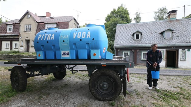 Jednou z obcí, která už letos potřebovala dovážet vodu v cisternách, je Jiříkov na Děčínsku.