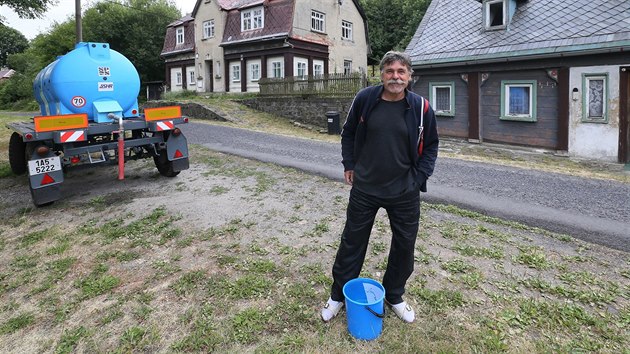 Jednou z obc�, kter� u� letos pot�ebovala dov�et vodu v cistern�ch, je Ji��kov na D���nsku.