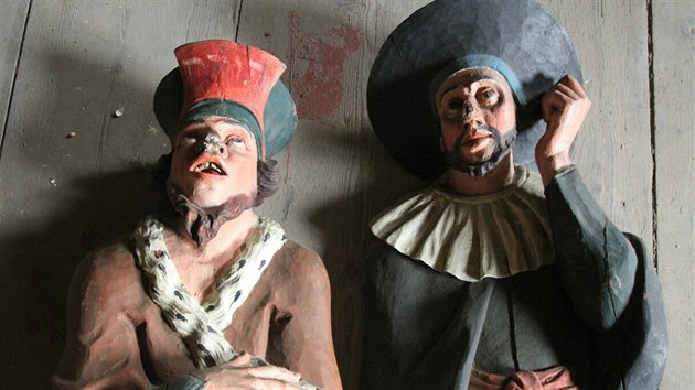 Nově nalezené sochy vysmívajícího se velekněze a obchodníka ze Svatých schodů v Rumburku. Po restaurování se osadí do kaple Svatých schodů v Rumburku, odkud byly demontovány před 120 lety.