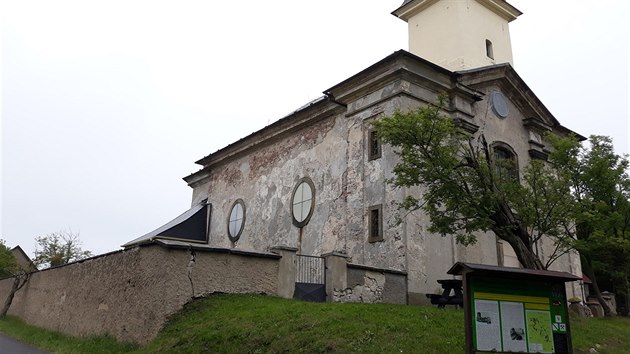 Kostel Nanebevzetí Panny Marie na Cínovci už má opravenou střechu, věž či vitráže, v dalších etapách se dokončí celá fasáda.