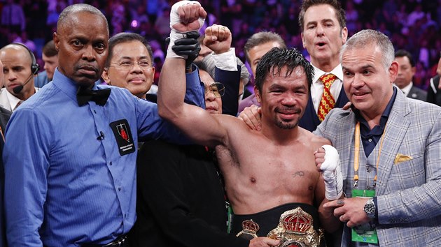 Filipínský boxer Manny Pacquiao slaví s pásem  mistra světa organizace WBA ve velterové váze.