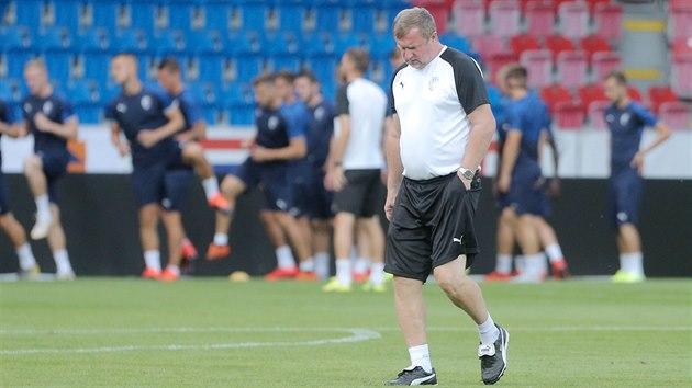 Zaduman trenr Pavel Vrba pi trninku Plzn ped pohrovm vystoupenm proti Olympiakosu.