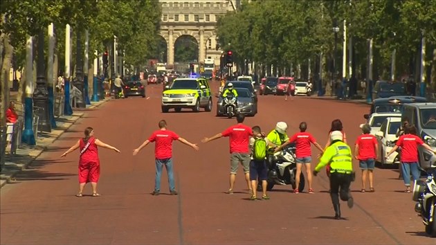 Aktivist za klima blokovali auto, kter vezlo Borise Johnsona ke krlovn (24.ervence 2019)