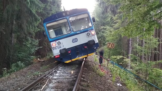 Na trati mezi Novou Pakou a Lznmi Blohrad na Jinsku vykolejil vlak (24.7.2019).