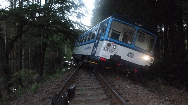 Na trati mezi Novou Pakou a Lznmi Blohrad na Jinsku vykolejil vlak (24.7.2019).