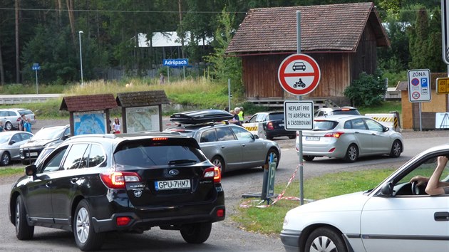 Po 10. hodin u Adrpach zaal odstavovat auta na ploe u ndra (24.7.2019).