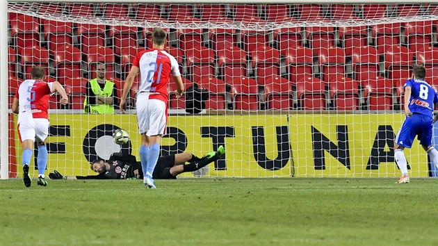 David Houska z Olomouce (druh zprava) nepromuje pokutov kop. Vlevo je brank Slavie Ondej Kol.